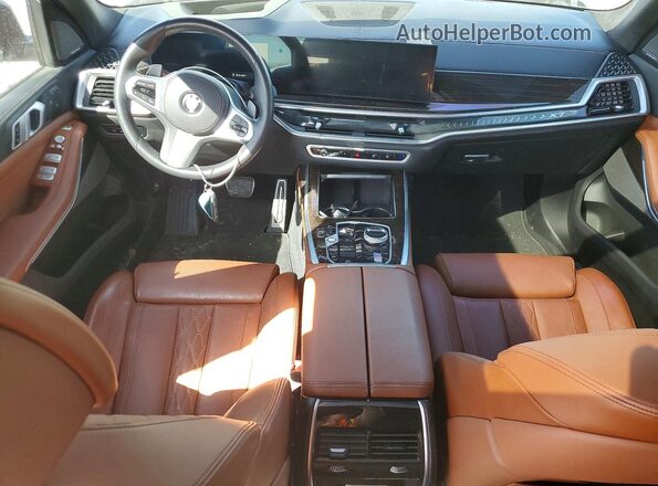 5UX23EM09S9W48666 2025 BMW X7 Серый Вид панели приборов