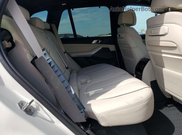 5UX23EU08R9S25684 2024 BMW X5 White Vista interior trasera
