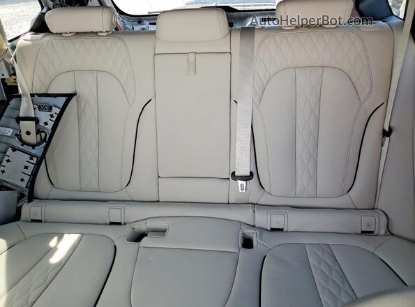 5UX23EU08R9S25684 2024 BMW X5 White Vista de los asientos traseros