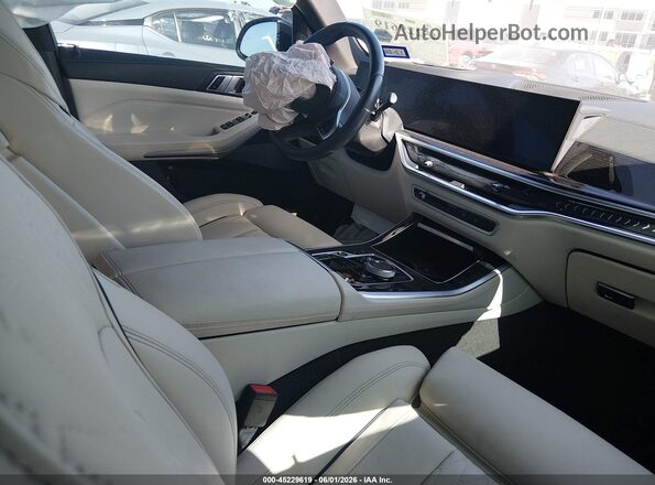 5UX23EU08R9V17934 2024 BMW X5 Black Front interior view