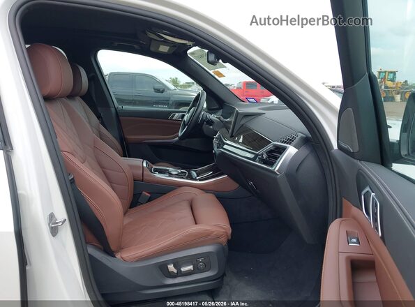 5UX23EU09S9Y86985 2025 BMW X5 Белый Вид салона спереди