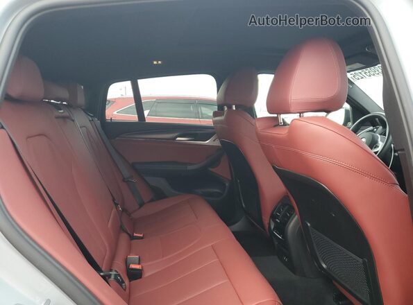 5UX33DT03S9033790 2025 BMW X4 Silver Widok wnętrza z tyłu
