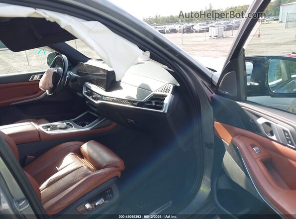 5UX33EM01P9N55877 2023 BMW X7 Gray Вид салону спереду