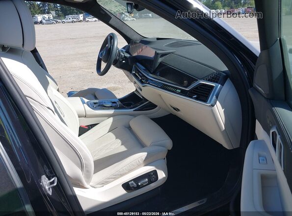 5UX33EM01S9Z29512 2025 BMW X7 Black Вид салону спереду