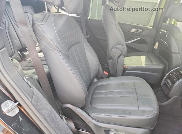 5UX33EM02P9R10717 2023 BMW X7 Black უკანა სალონის ხედი