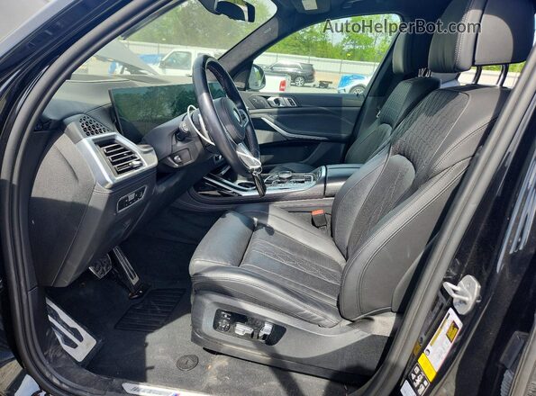 5UX33EM02P9R10717 2023 BMW X7 Black წინა სალონის ხედი