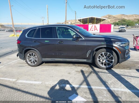 5UXCR4C06L9C89165 2020 BMW X5 Gray Vista interior trasera