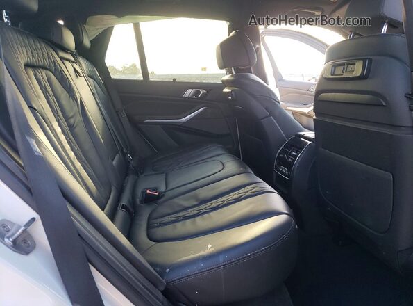 5UXCR6C01L9B20022 2020 BMW X5 White Vista interior trasera