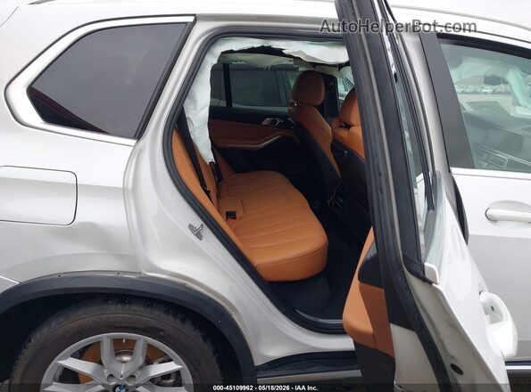 5UXCR6C08N9M30829 2022 BMW X5 White Widok naklejki z numerem VIN
