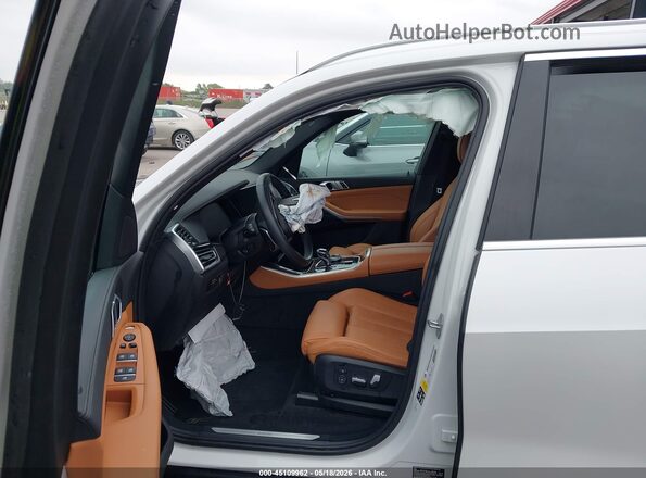 5UXCR6C08N9M30829 2022 BMW X5 White Widok wnętrza z przodu