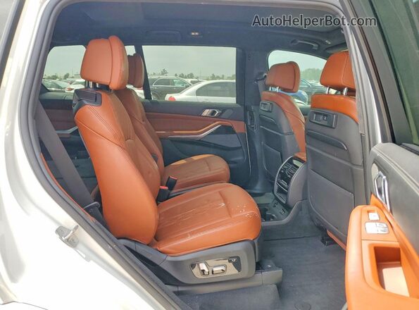 5UXCW2C01M9D89611 2021 BMW X7 White Rear interior view