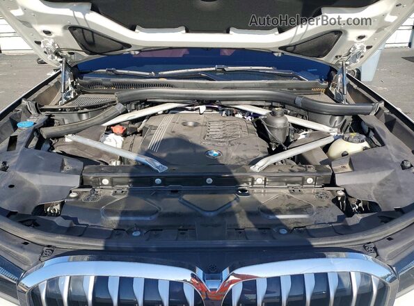 5UXCW2C02M9H35987 2021 BMW X7 White Widok komory silnika