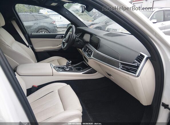 5UXCW2C03N9M41061 2022 BMW X7 Белый Вид салона спереди