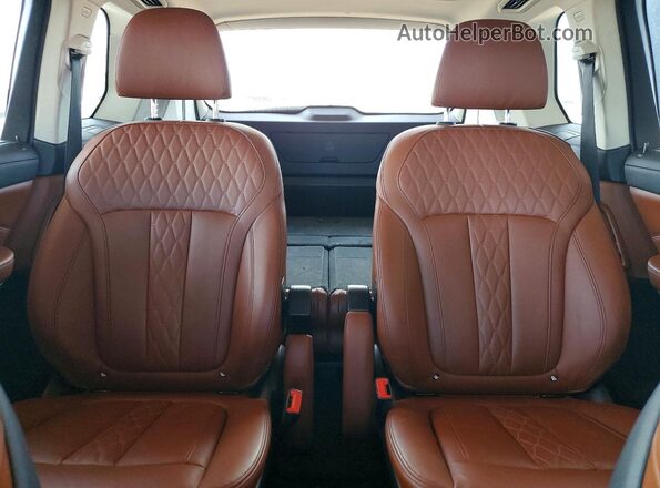 5UXCW2C09L9C68792 2020 BMW X7 White Rear seats view
