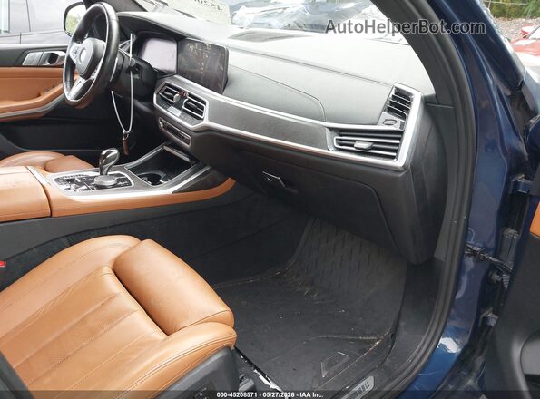 5UXCW2C09N9K63687 2022 BMW X7 Blue Front interior view