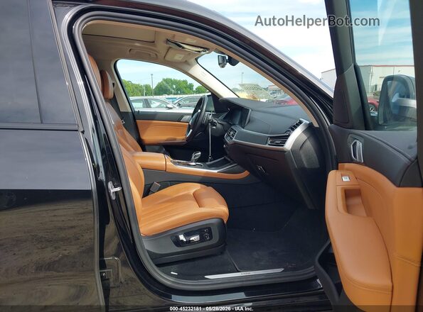 5UXCW2C0XN9L04070 2022 BMW X7 Black წინა სალონის ხედი