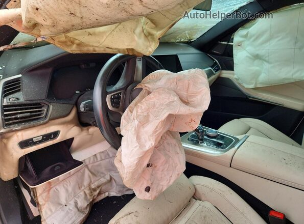 5UXJU4C09N9M12771 2022 BMW X5 White Vista del salpicadero