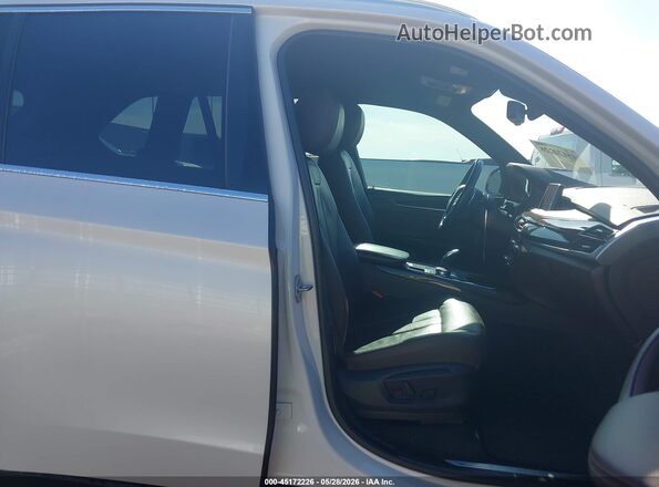 5UXKR2C52J0X09854 2018 BMW X5 White Вид салону спереду