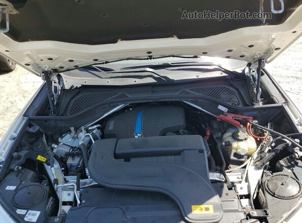 5UXKT0C58J0W00675 2018 BMW X5 White Widok komory silnika
