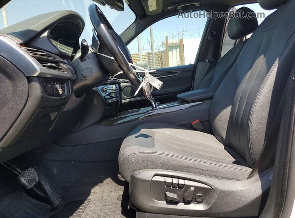 5UXKT0C58J0W00675 2018 BMW X5 White Widok wnętrza z przodu