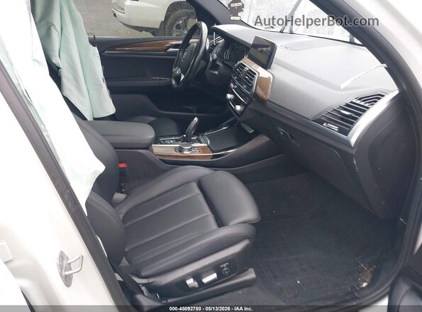 5UXTR9C50JLD60773 2018 BMW X3 White Вид салону спереду