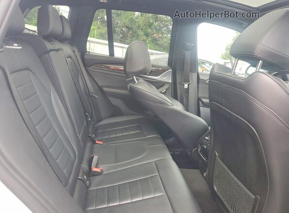 5UXTR9C54JLD68021 2018 BMW X3 White Widok wnętrza z tyłu