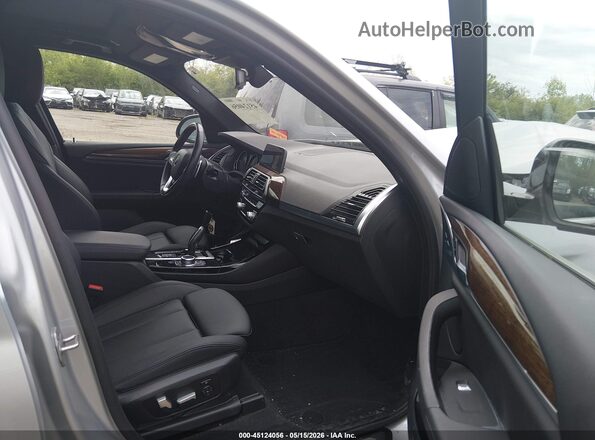 5UXTY5C02M9F40158 2021 BMW X3 Серебряный Вид салона спереди