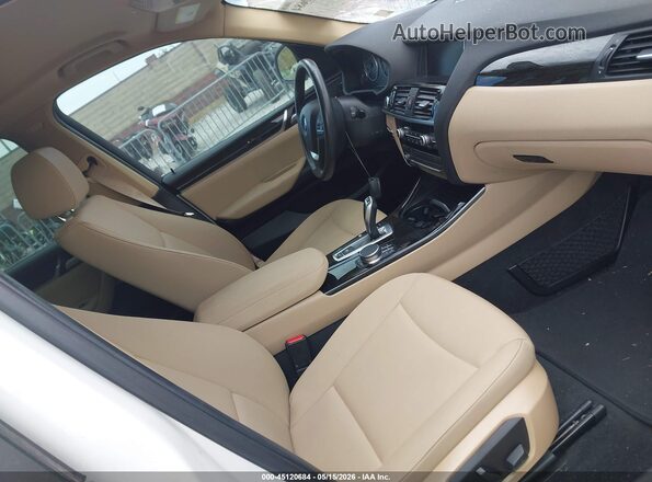 5UXWZ7C31H0V87141 2017 BMW X3 White Вид салону спереду