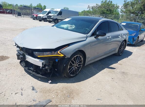 5XXG44J89RG247916 2024 KIA K5 Gray Vista tres cuartos delantera izquierda