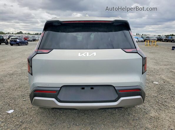 5XYAFFS53TG004797 2026 KIA EV9 Silver Rear view