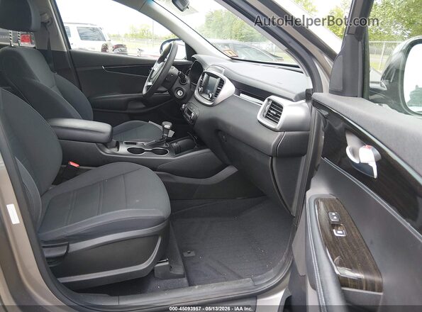 5XYPGDA57KG479655 2019 KIA SORENTO Gray Front interior view
