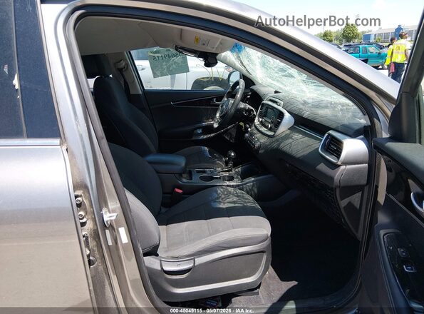 5XYPGDA5XHG199253 2017 KIA SORENTO Серебряный Вид салона спереди