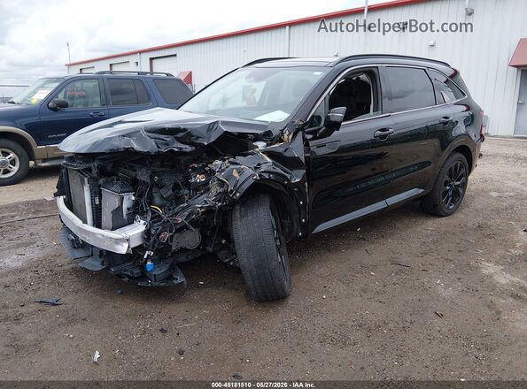 5XYRKDLF0NG077087 2022 KIA SORENTO Черный Передняя левая четверть