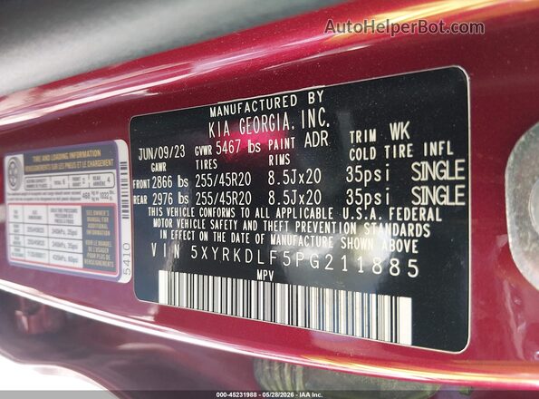 5XYRKDLF5PG211885 2023 KIA SORENTO Red Vista del compartimento del motor