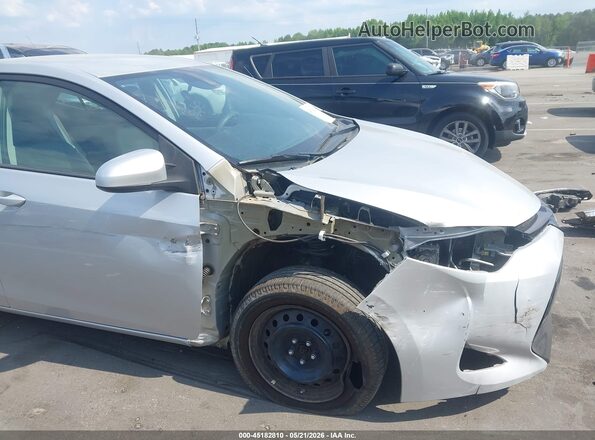 5YFBURHE4JP777791 2018 TOYOTA COROLLA Silver Widok z przodu