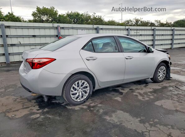 5YFBURHE4JP791674 2018 TOYOTA COROLLA Silver Trasero derecho