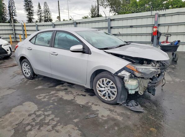 5YFBURHE4JP791674 2018 TOYOTA COROLLA Silver Delantero derecho
