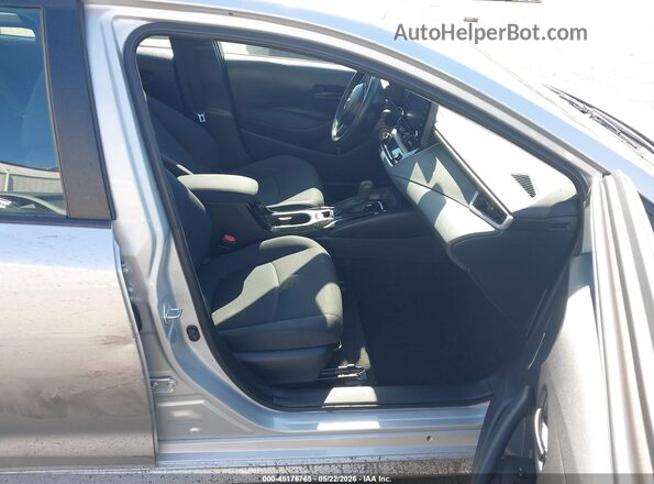 5YFEPMAE3NP326360 2022 TOYOTA COROLLA Серебряный Вид салона спереди