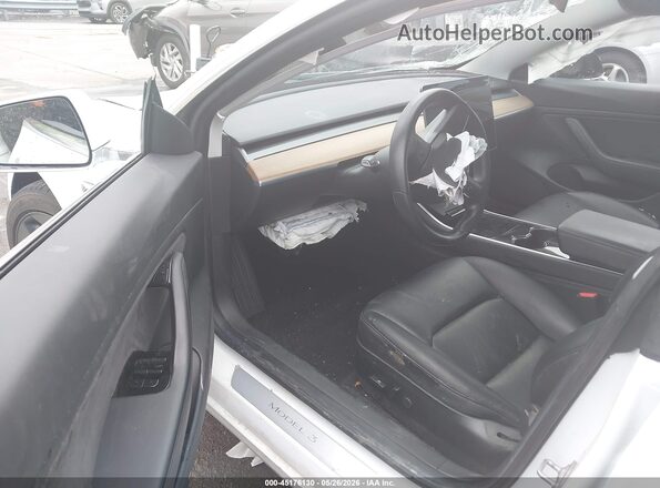 5YJ3E1EB1JF067076 2018 TESLA MODEL 3 White Front interior view