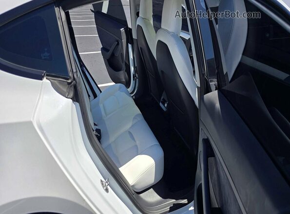 5YJ3E1EB8NF276384 2022 TESLA MODEL 3 White Вид салону спереду