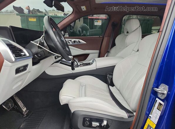 5YM23CS01P9S04351 2023 BMW XM Blue Вид салону спереду