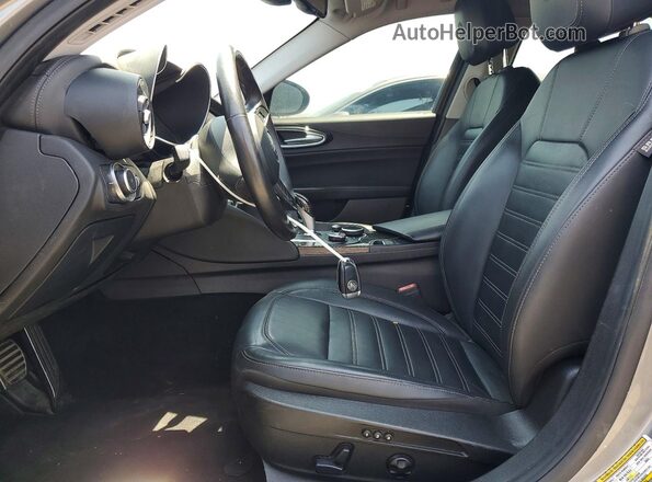 ZARFAECN8J7567048 2018 ALFA ROMEO GIULIA Gray Vista del salpicadero
