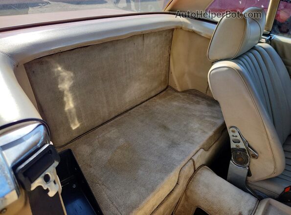 10704412048647 1978 MERCEDES-BENZ 450 Red Widok wnętrza z tyłu