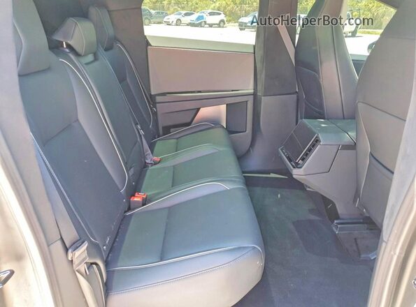7G2CEHED3SA077646 2025 TESLA CYBERTRUCK Silver Widok komory silnika
