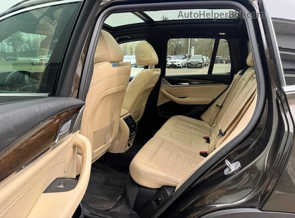 5UXTR9C59JLC75432 2018 BMW X3 Green Front interior view
