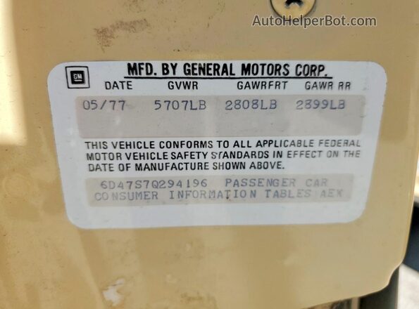 6D47S7Q294196 1977 CADILLAC DEVILLE Beige Widok komory silnika