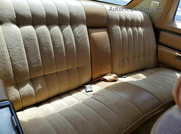 6D47S7Q294196 1977 CADILLAC DEVILLE Beige Widok tylnych siedzeń