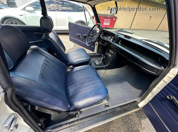 4280399 1974 BMW 2000 White Вид ззаду