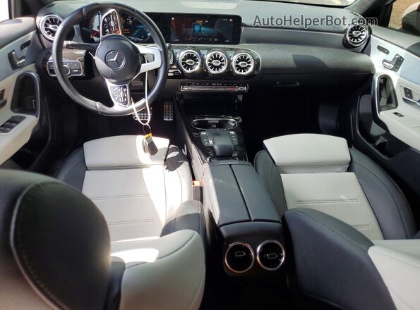 W1K3G4FB6MJ299458 2021 MERCEDES-BENZ A White Widok zestawu wskaźników