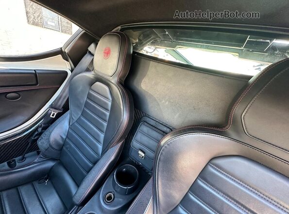 ZARBAAA41GM177436 2016 ALFA ROMEO 4C White Front interior view